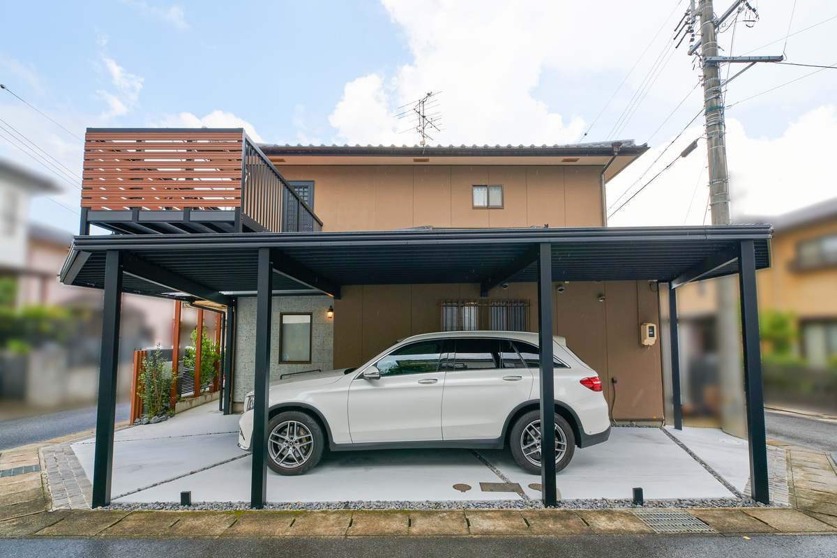 折半ガレージとバルコニーの住宅外観