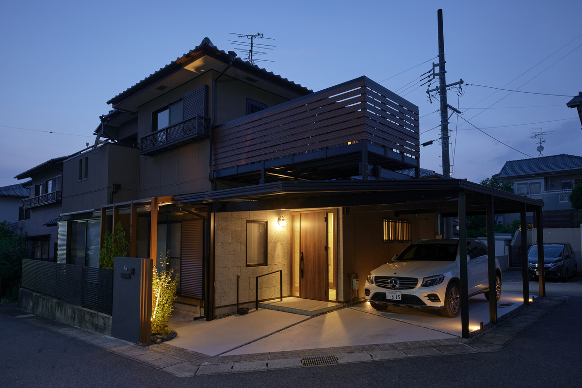 バルコニーと照明が映える夜の外観