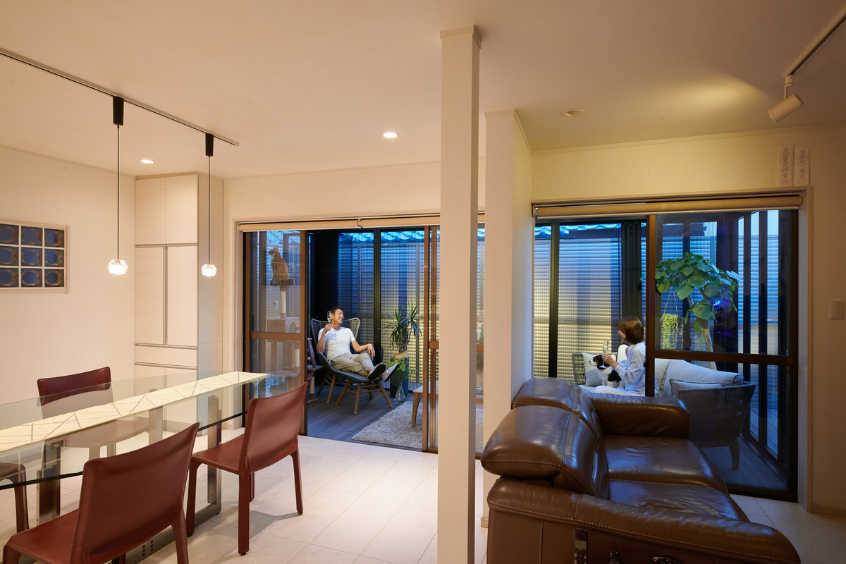 家族で楽しむ夜のテラス時間