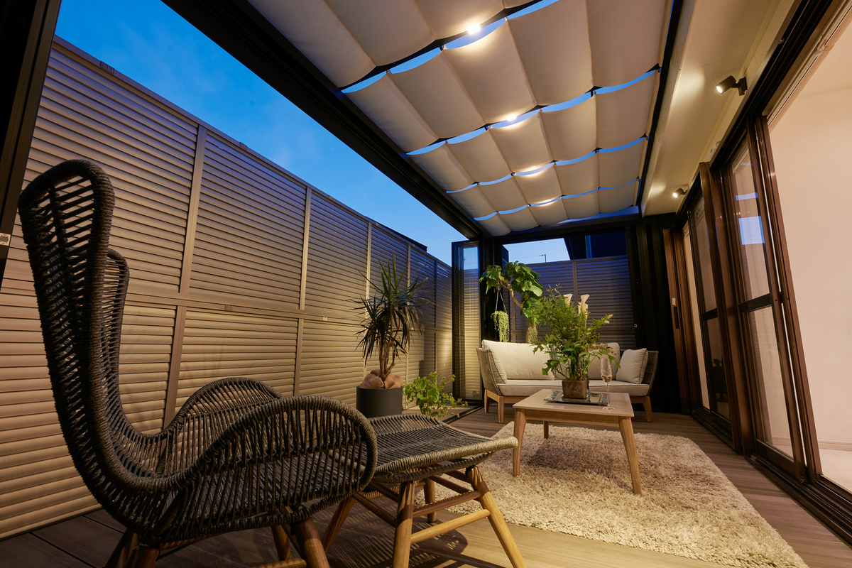 柔らかい照明が灯る屋外空間