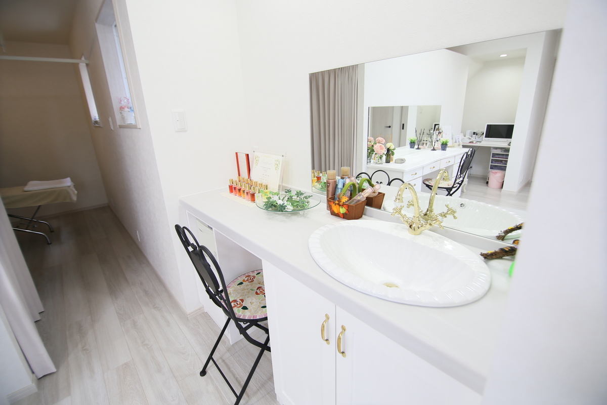 化粧品が並ぶサロンカウンター