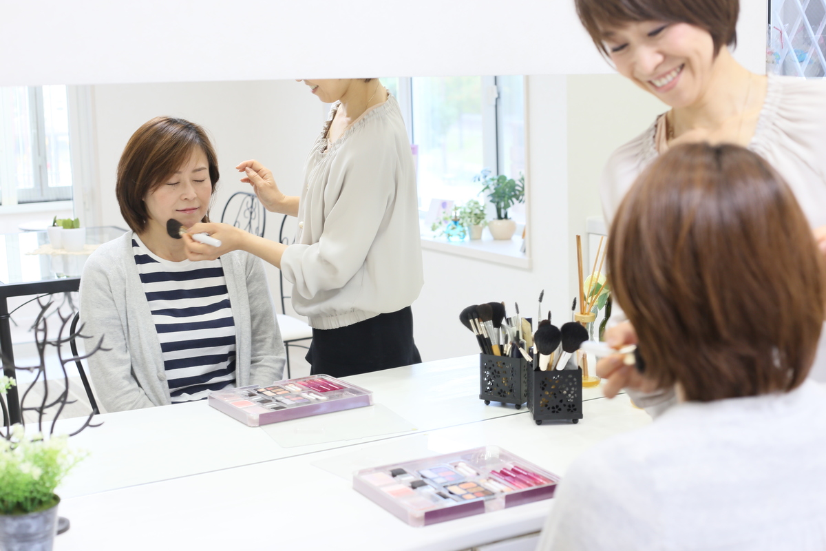 明るい自宅サロン施術風景