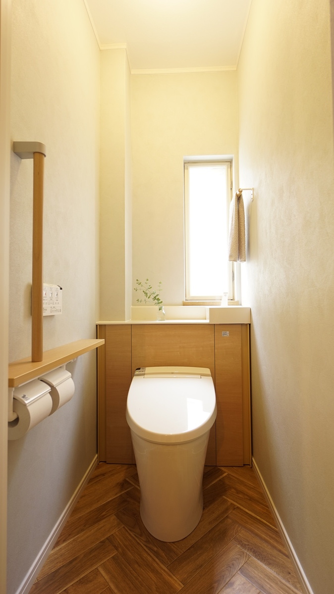 ナチュラルカラーのトイレ内装