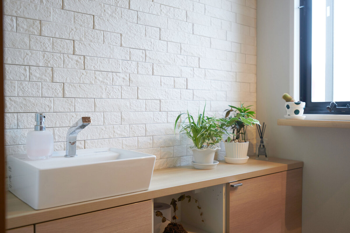 清潔感あふれる白壁のカウンター