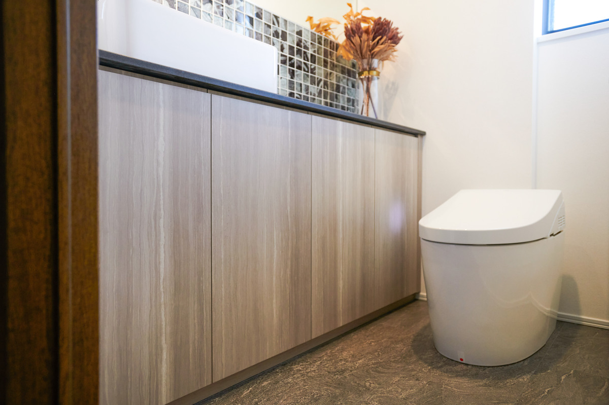 造作収納でスッキリ整うトイレ