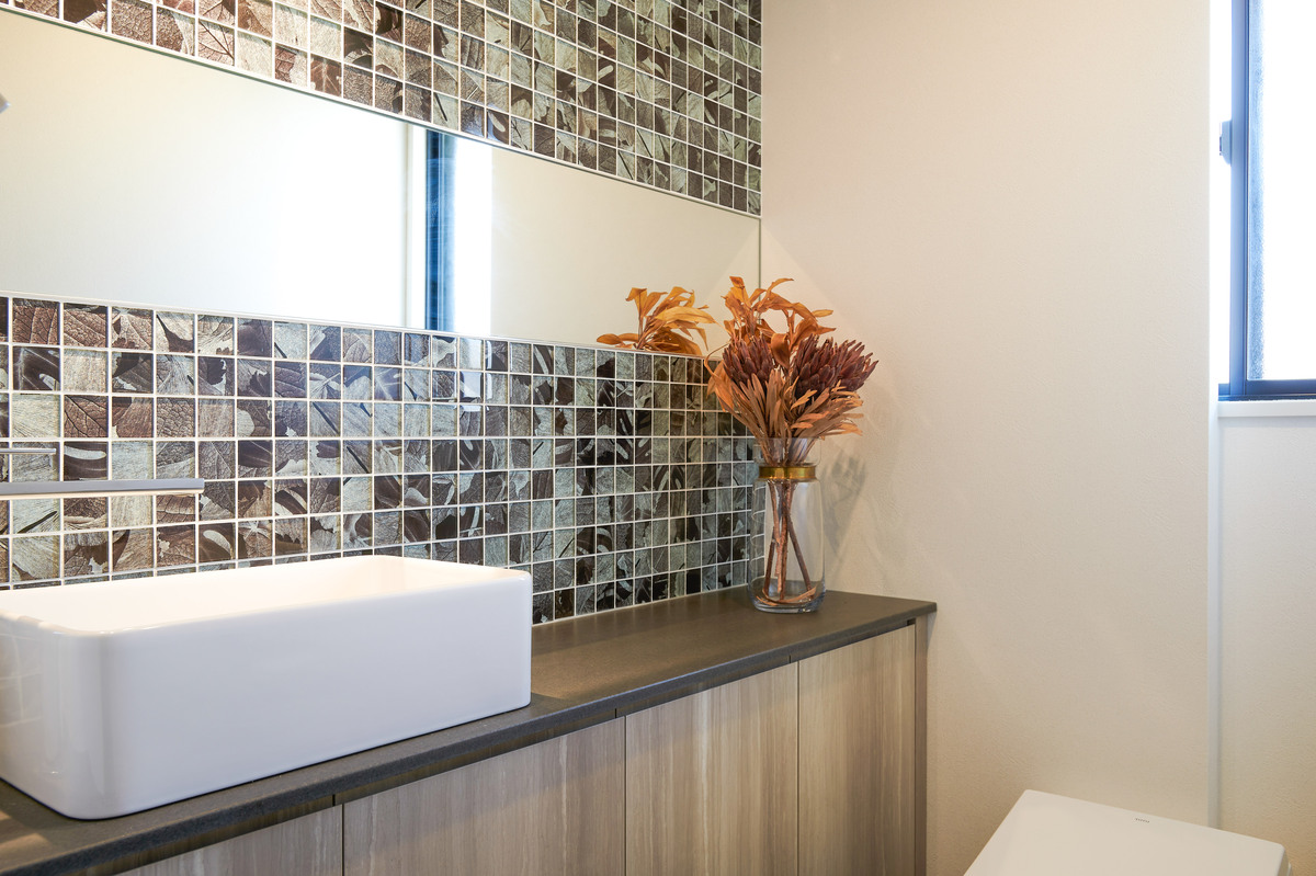 葉模様タイルが美しい壁面