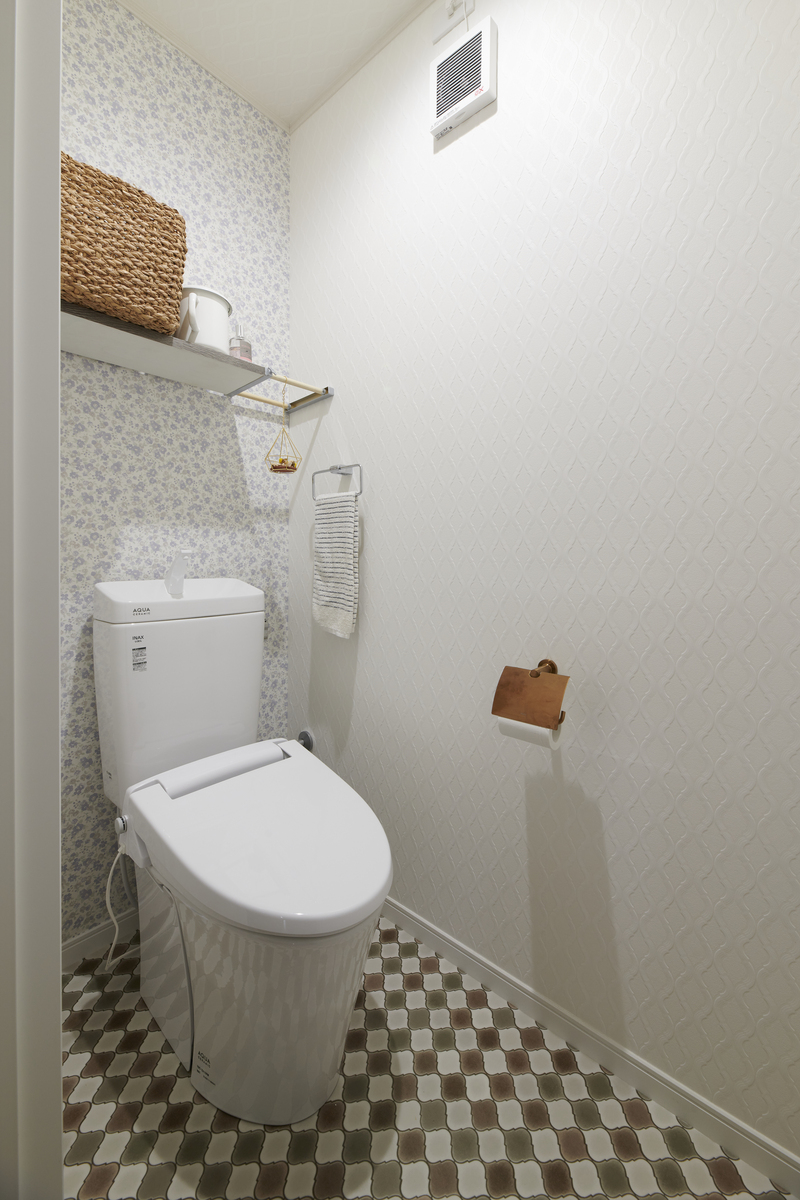 明るく上品な小花柄トイレデザイン