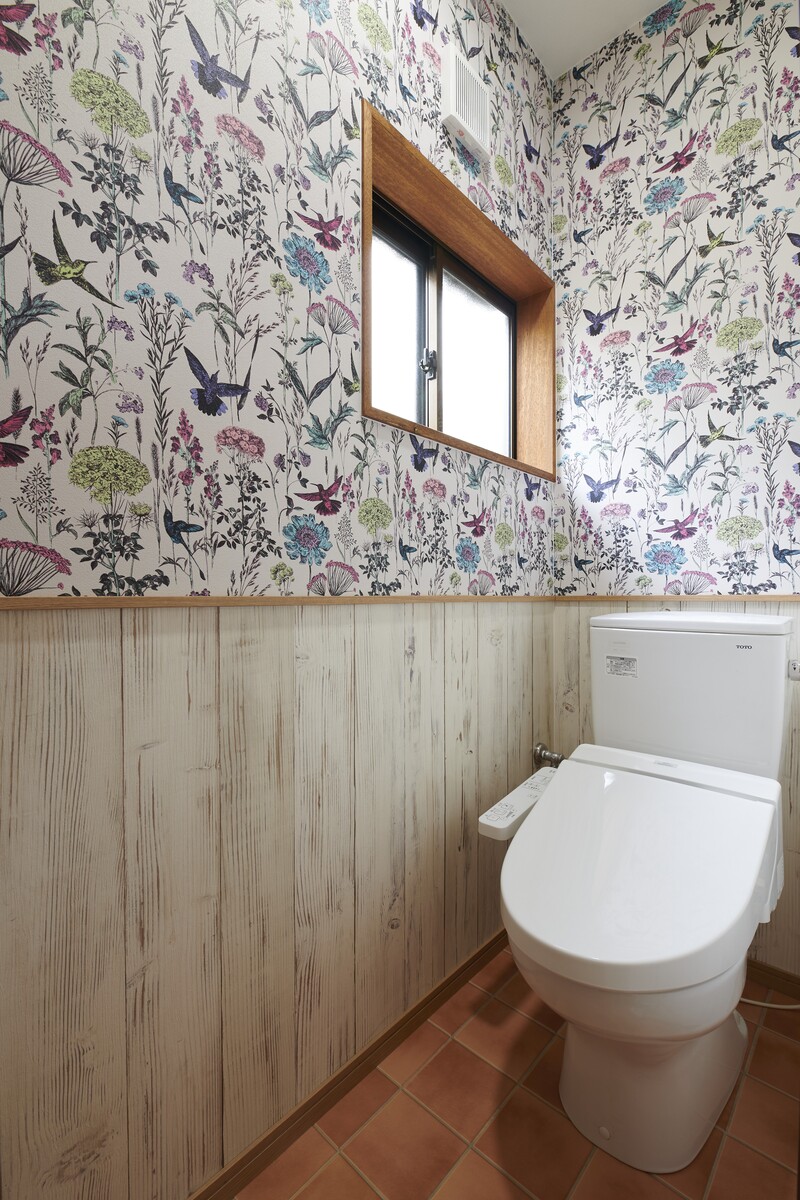 柄クロスで魅せる清潔なトイレ空間
