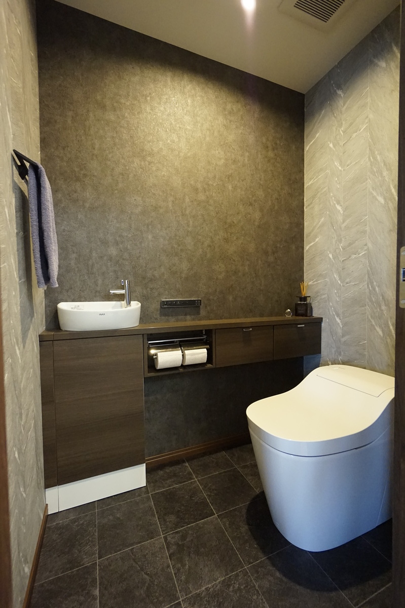 豊田市の施工事例　清潔感と高級感を兼ね備えたトイレ空間