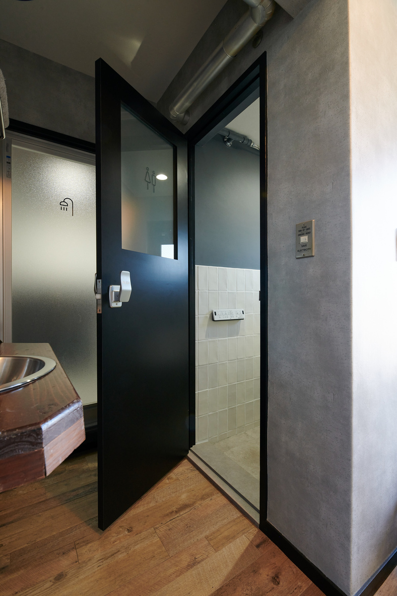黒枠ドアが印象的なトイレ空間