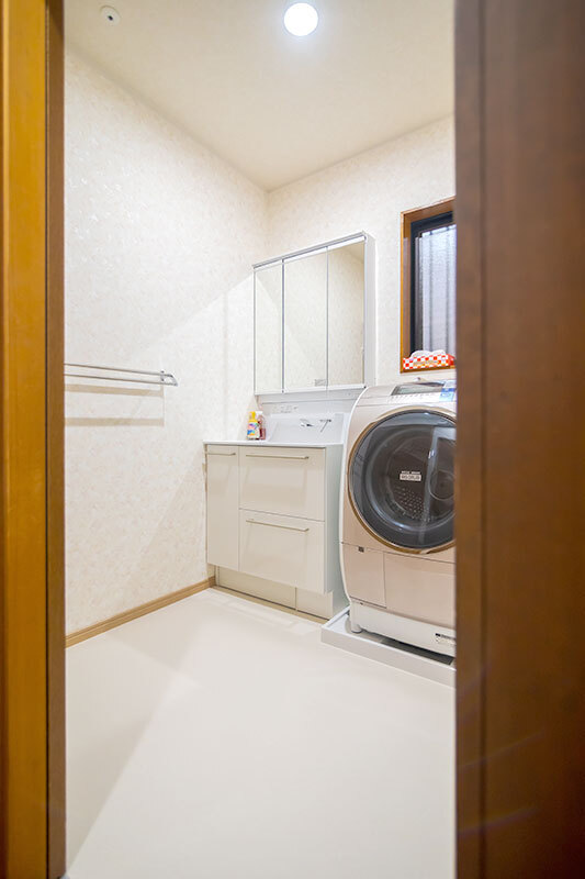 収納たっぷりの洗面カウンター