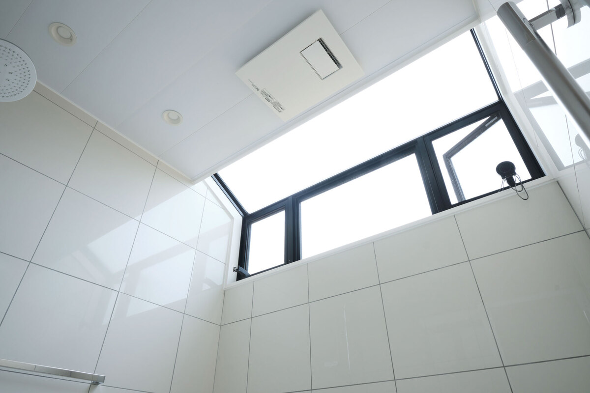 天窓採光で明るい浴室空間