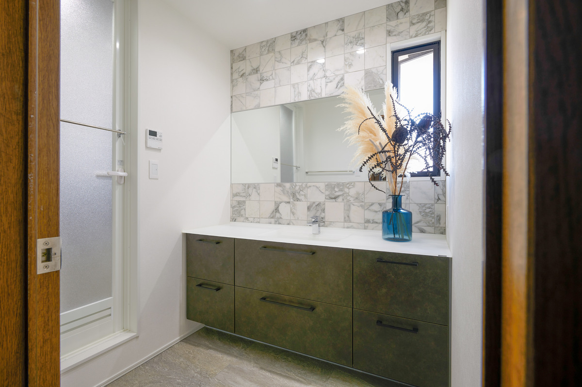 名古屋市緑区の施工事例　タイルが主役の上品な洗面ルーム