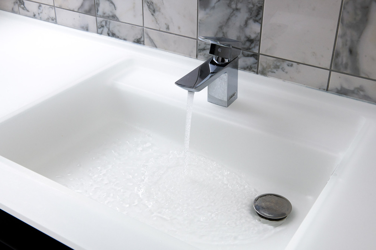 光沢感ある洗面カウンター