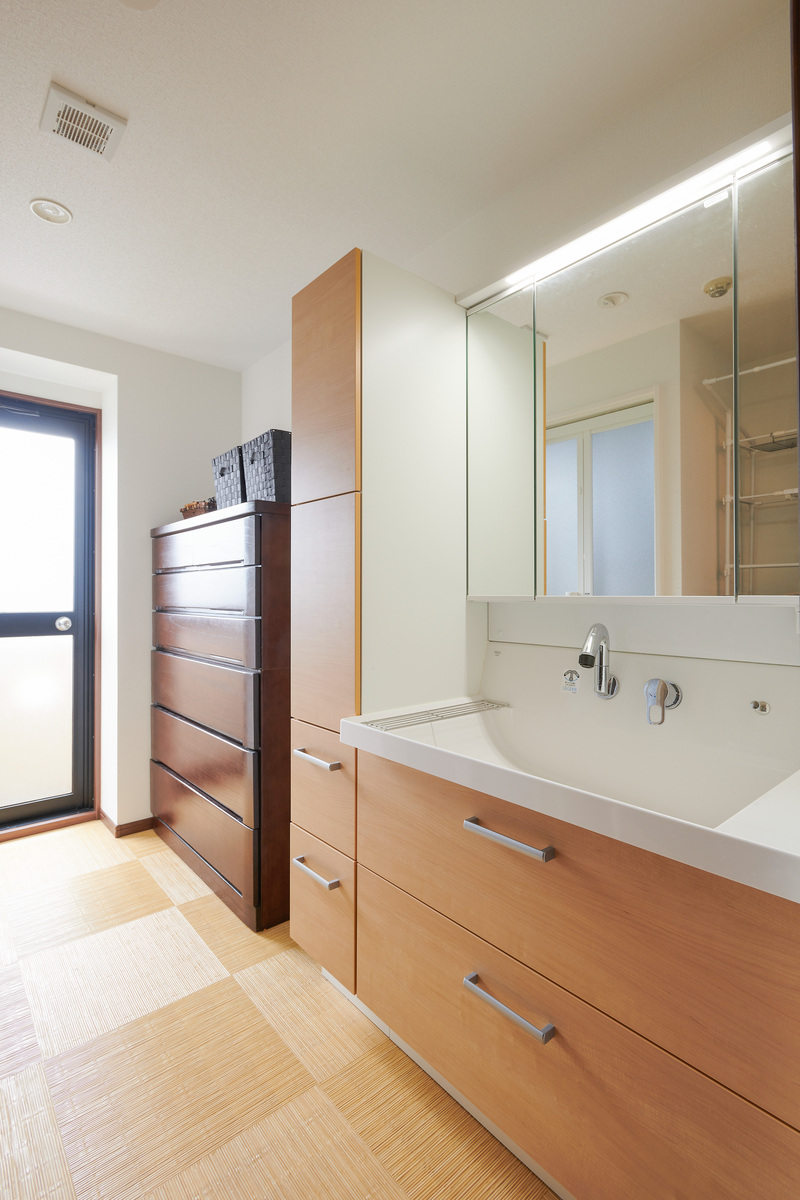 温もり感じる収納豊富な洗面所