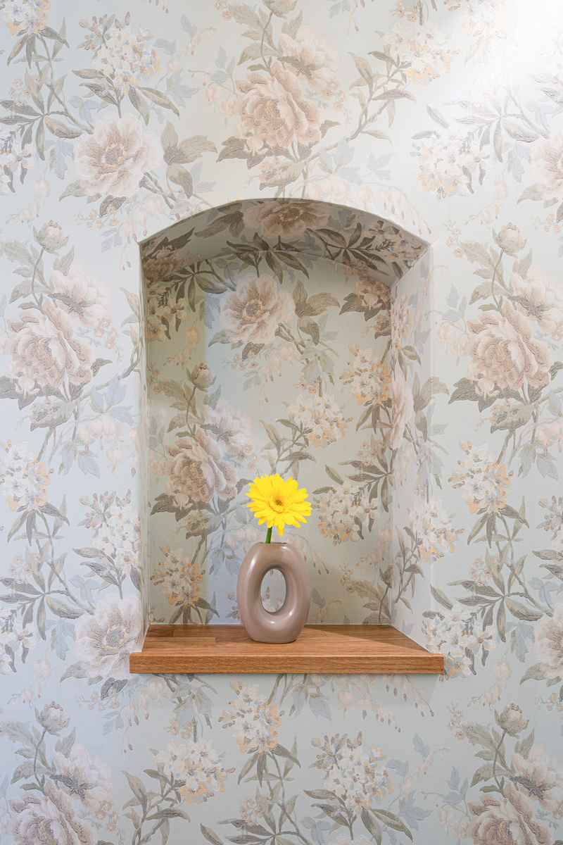 小さな花が映えるニッチ収納