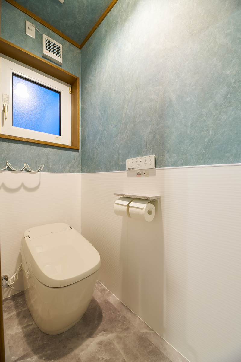 優しい色調で落ち着くトイレ空間