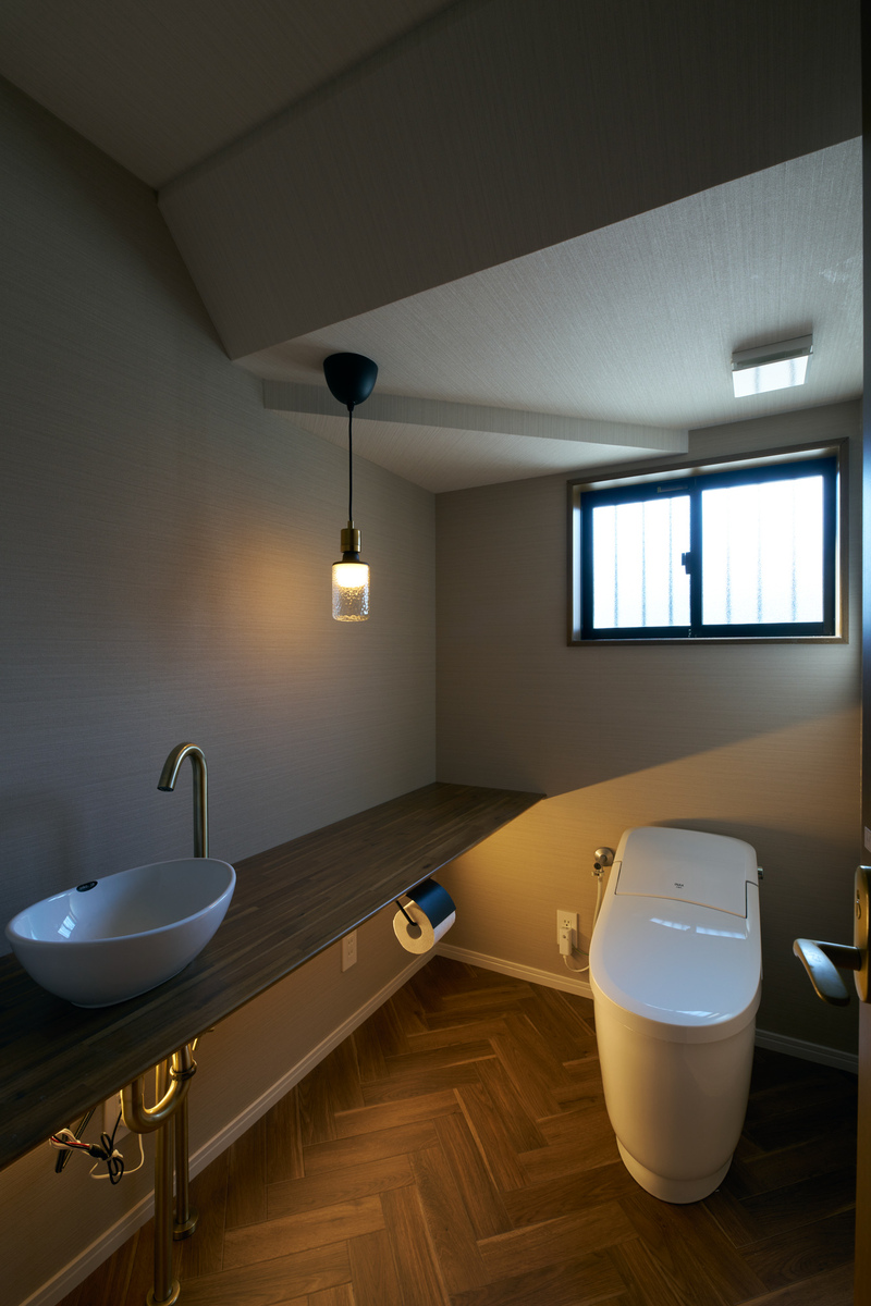 間接照明が柔らかく灯るトイレ