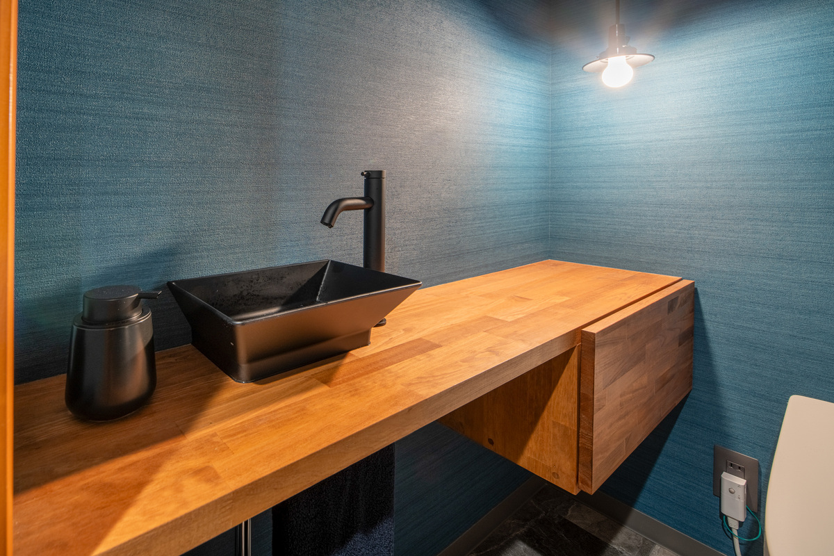 造作カウンターと黒い手洗い器台