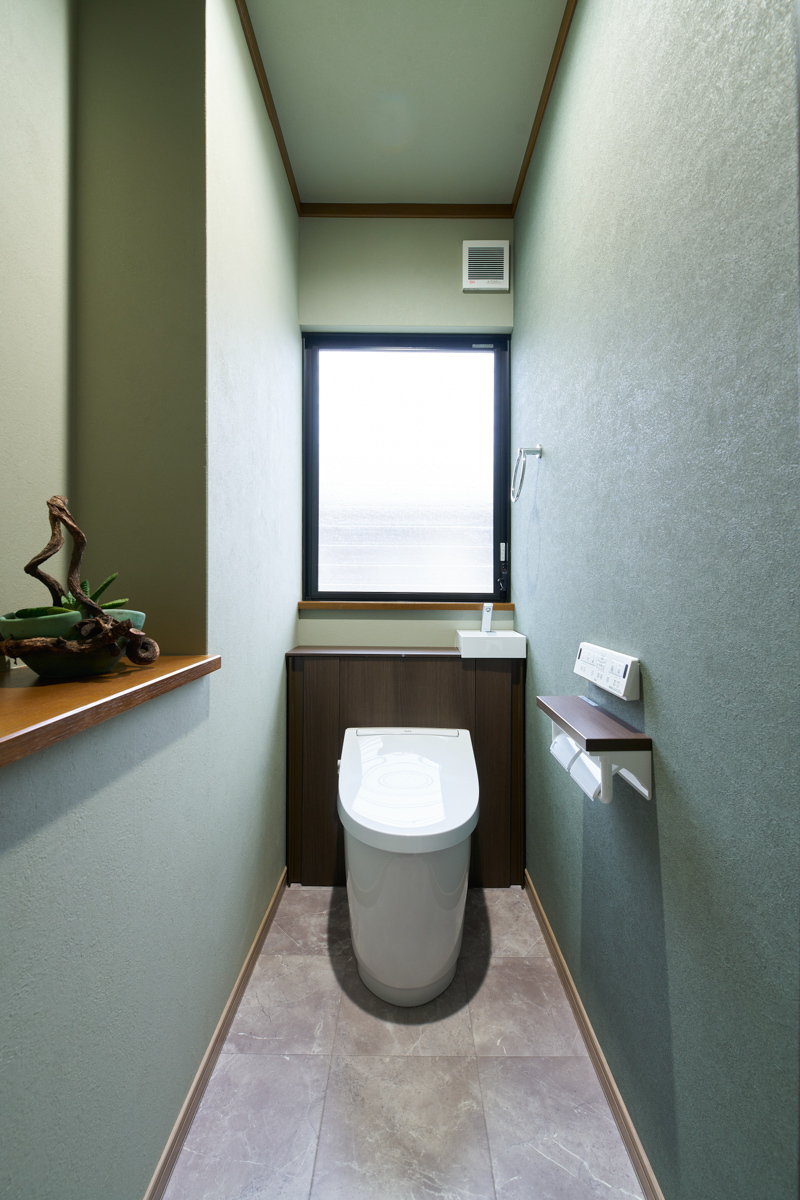 木目×緑が優しい印象のトイレ内装