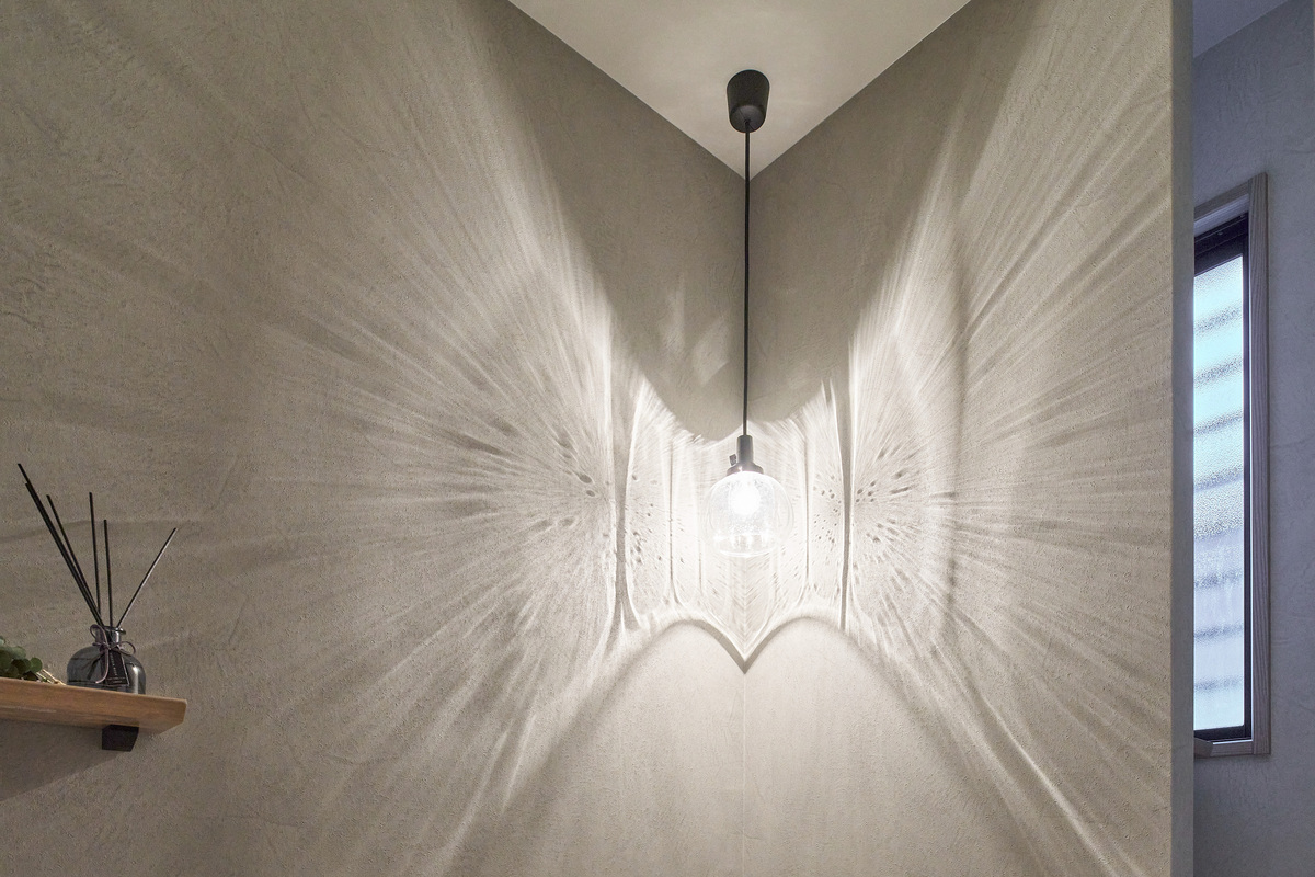 光の模様が美しい間接照明