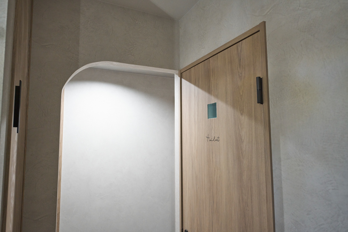 木目扉の温かみあるトイレ