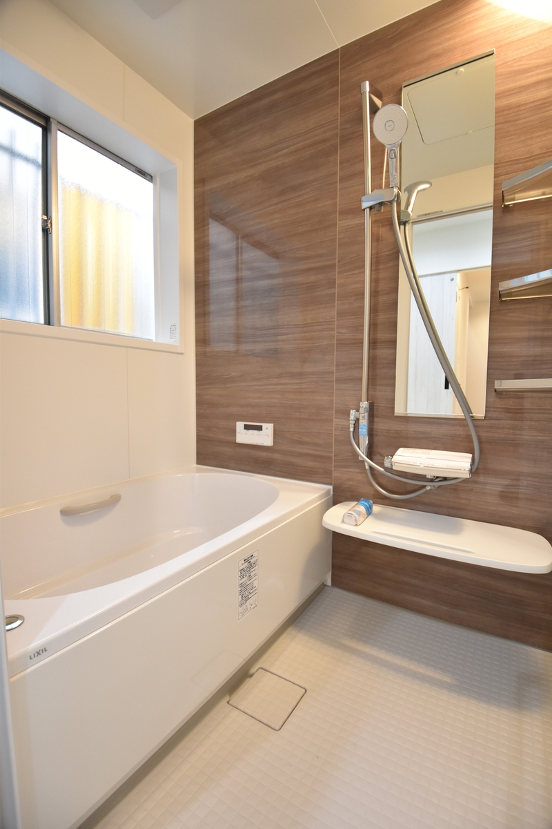 ゆったり浸かれる広々浴槽