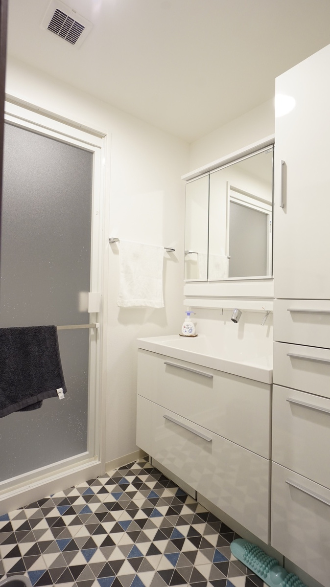 コンパクトで機能的な洗面台