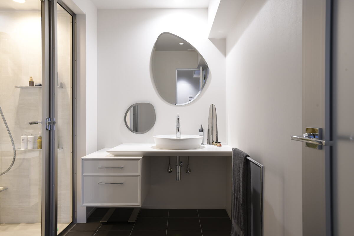 丸鏡が映える上品な洗面カウンター