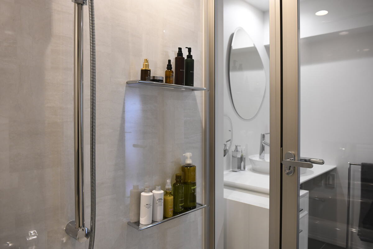 ボトルが映える浴室インテリア