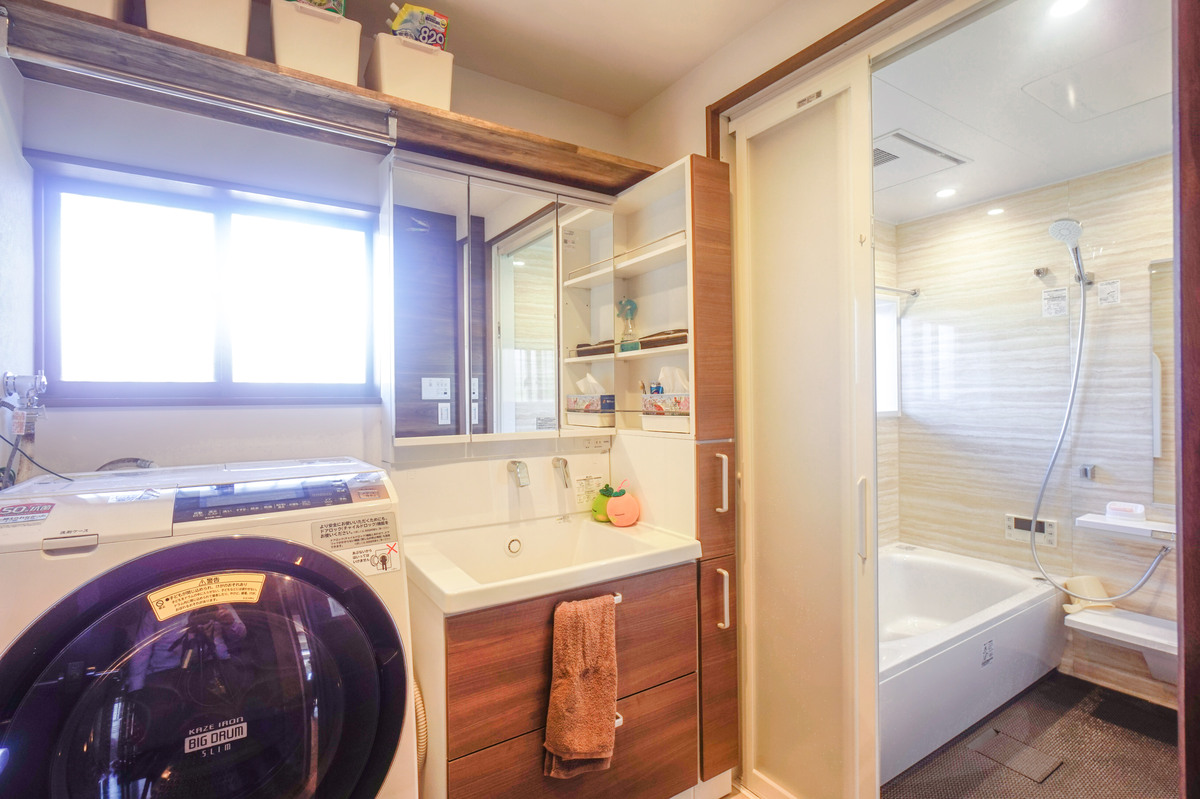 収納たっぷり清潔感ある洗面所