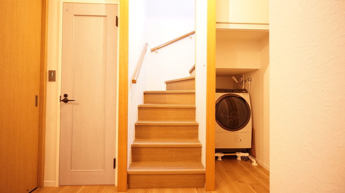 階段下を活用した洗濯機設置