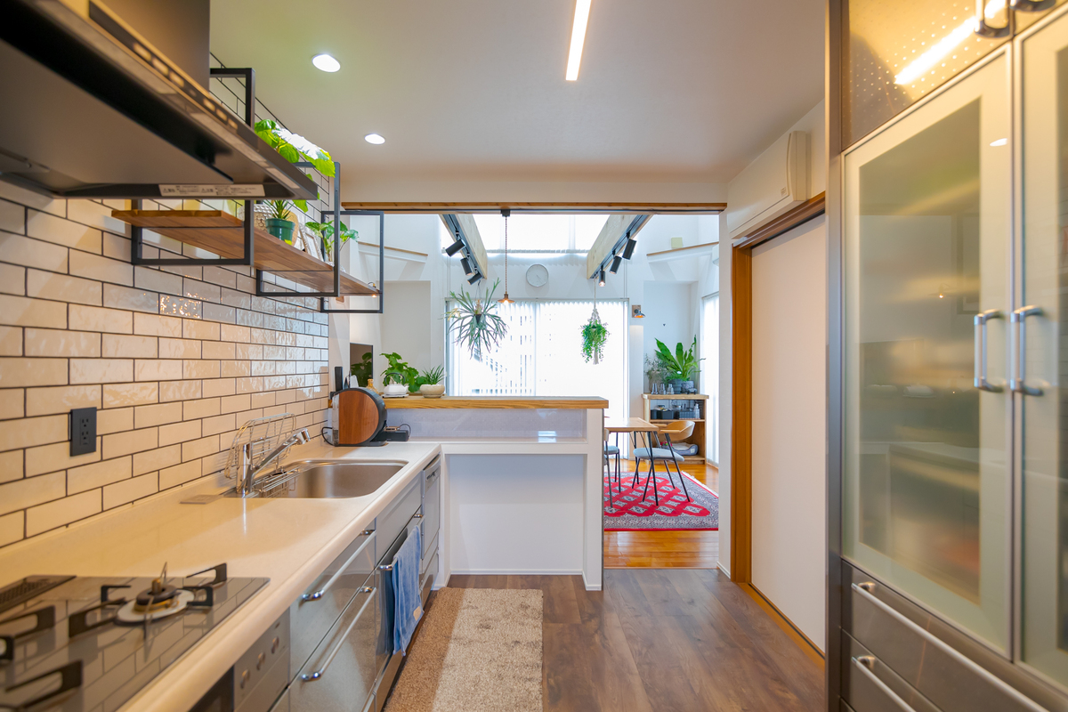 白タイルと木棚の温もりある空間