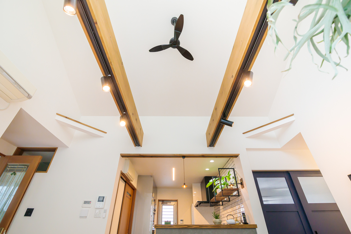 三河杉梁が印象的な天井空間
