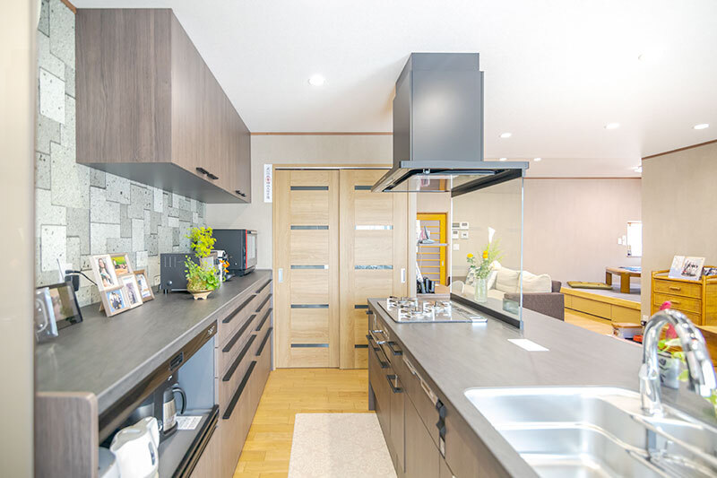 二列で回遊しやすいキッチン動線