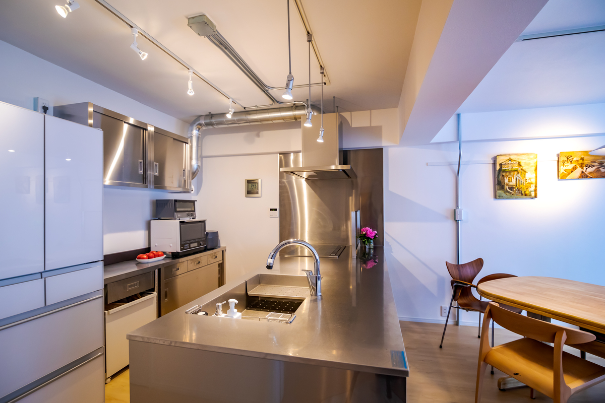 ステンレスが輝くモダンなキッチン