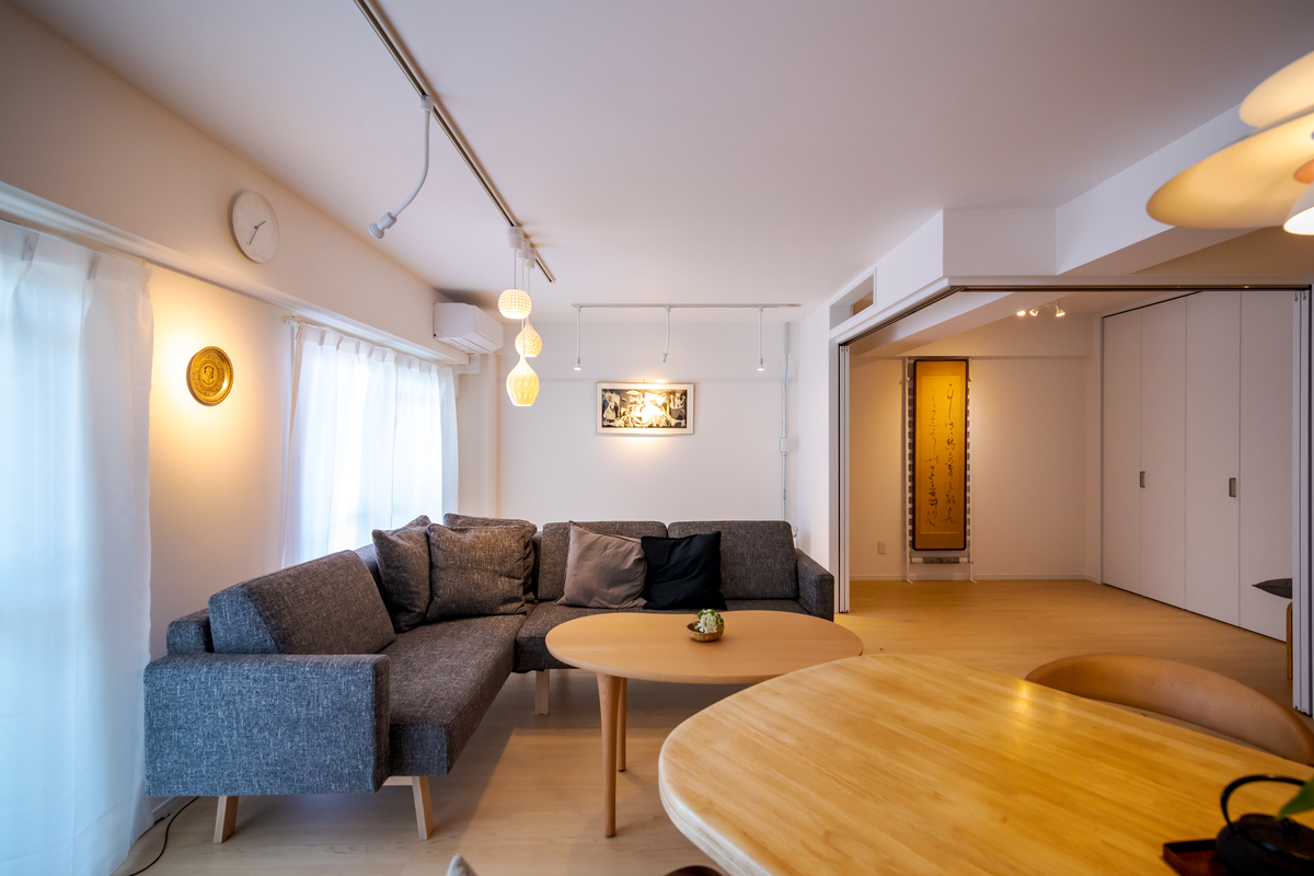 ライティングレールが映えるLDK