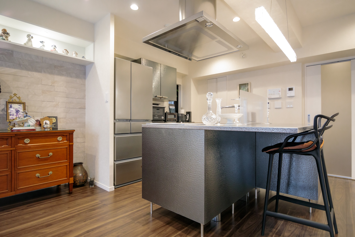 スタイリッシュで機能的なステンレスキッチン