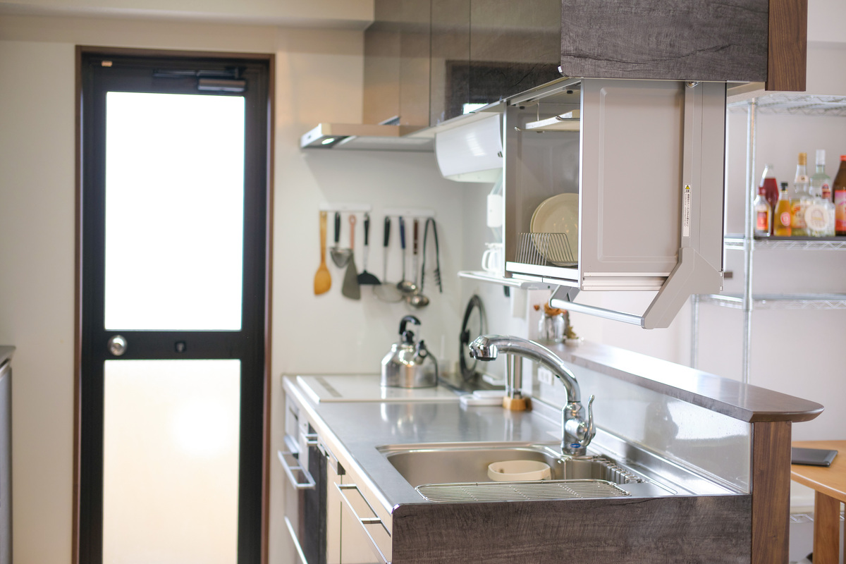 可動棚付きの機能的なキッチン