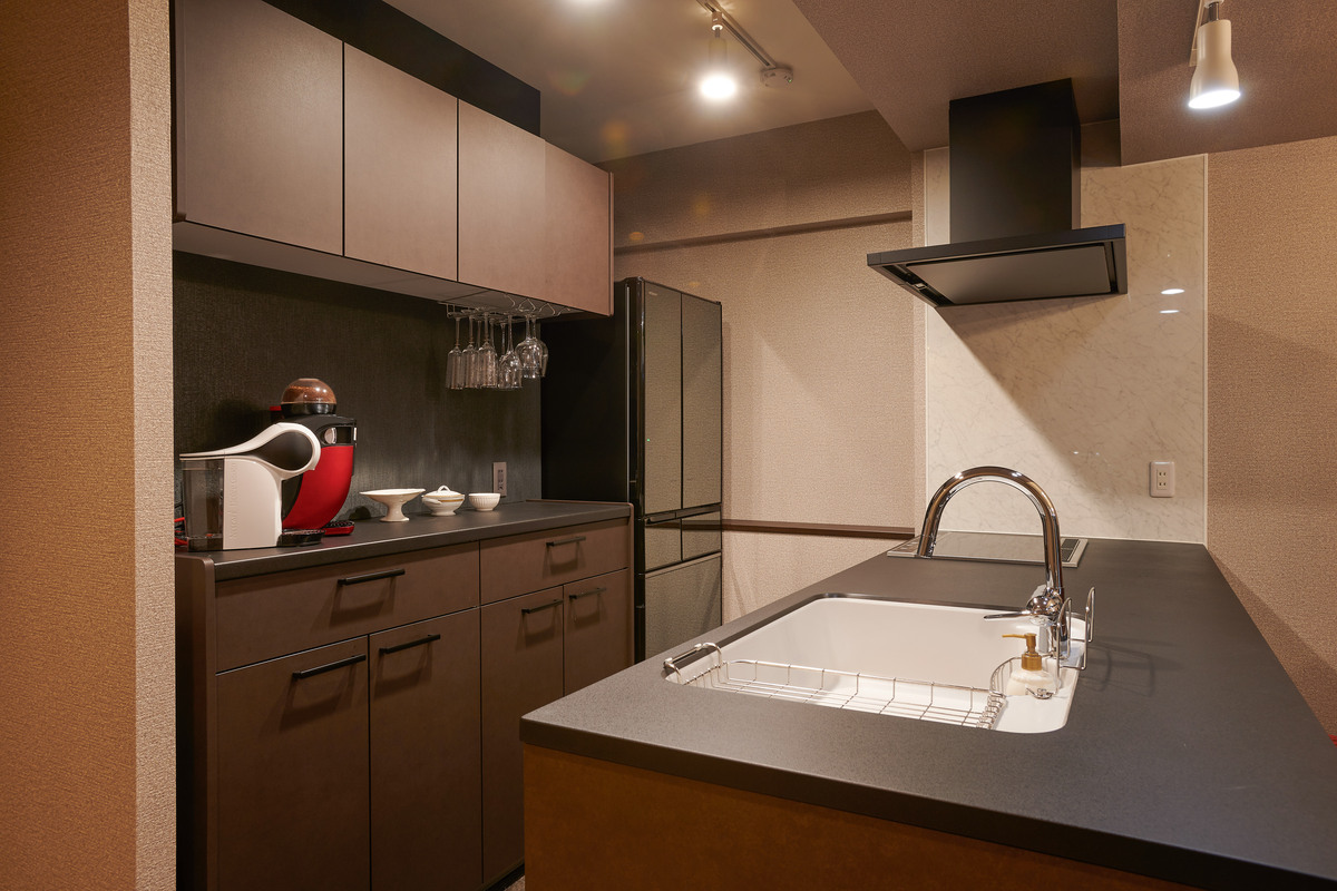 人造大理石カウンターの上質キッチン