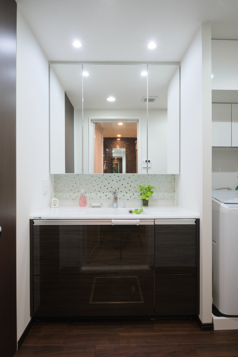 収納力抜群のスタイリッシュ洗面台