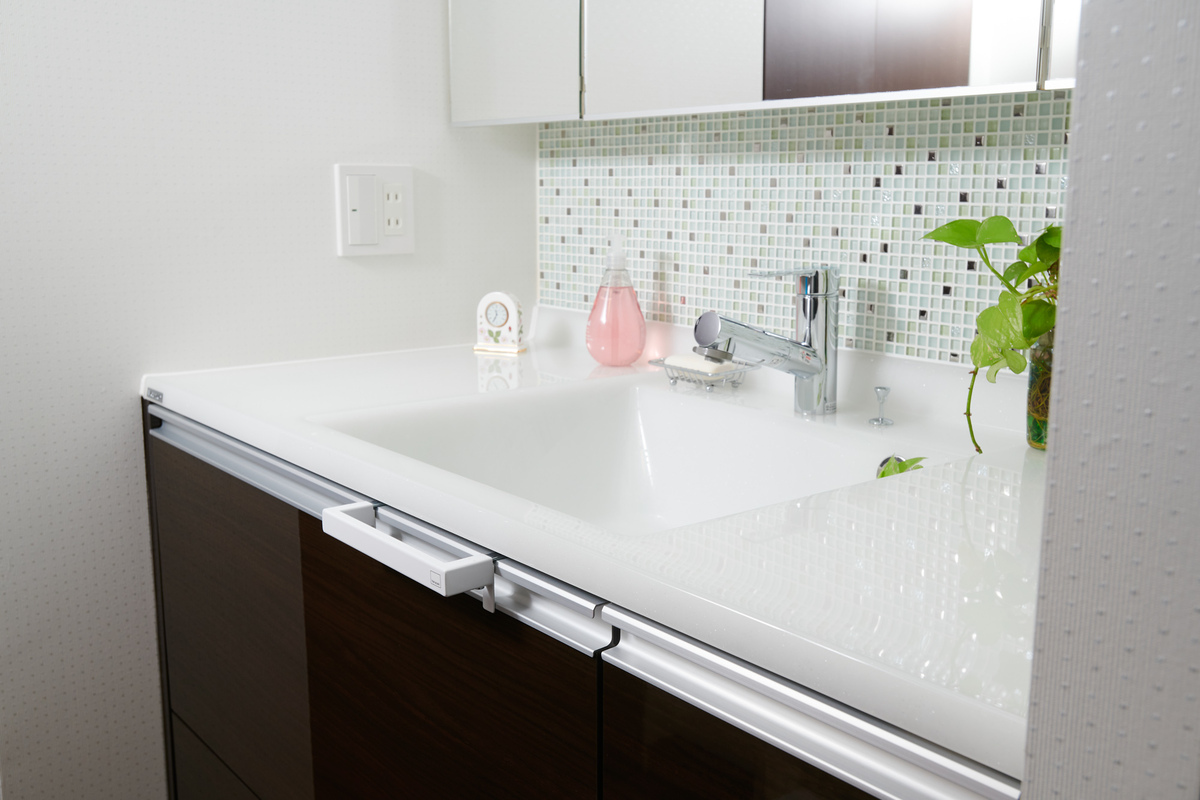 モザイクタイルが映える洗面カウンター