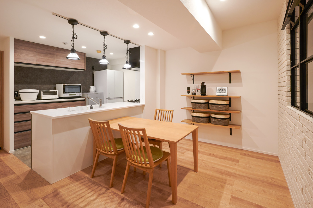 見せる収納棚のあるLDK