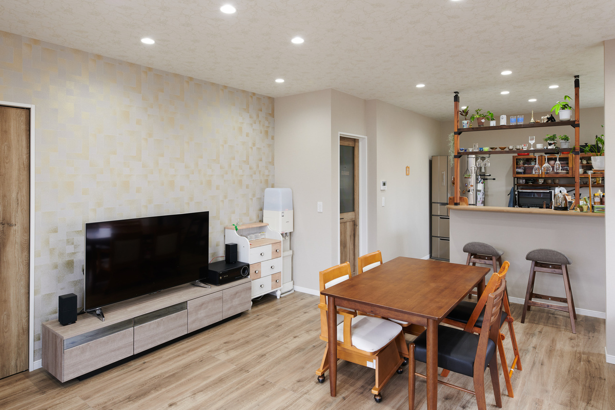 家族が集う温もりあるリビング