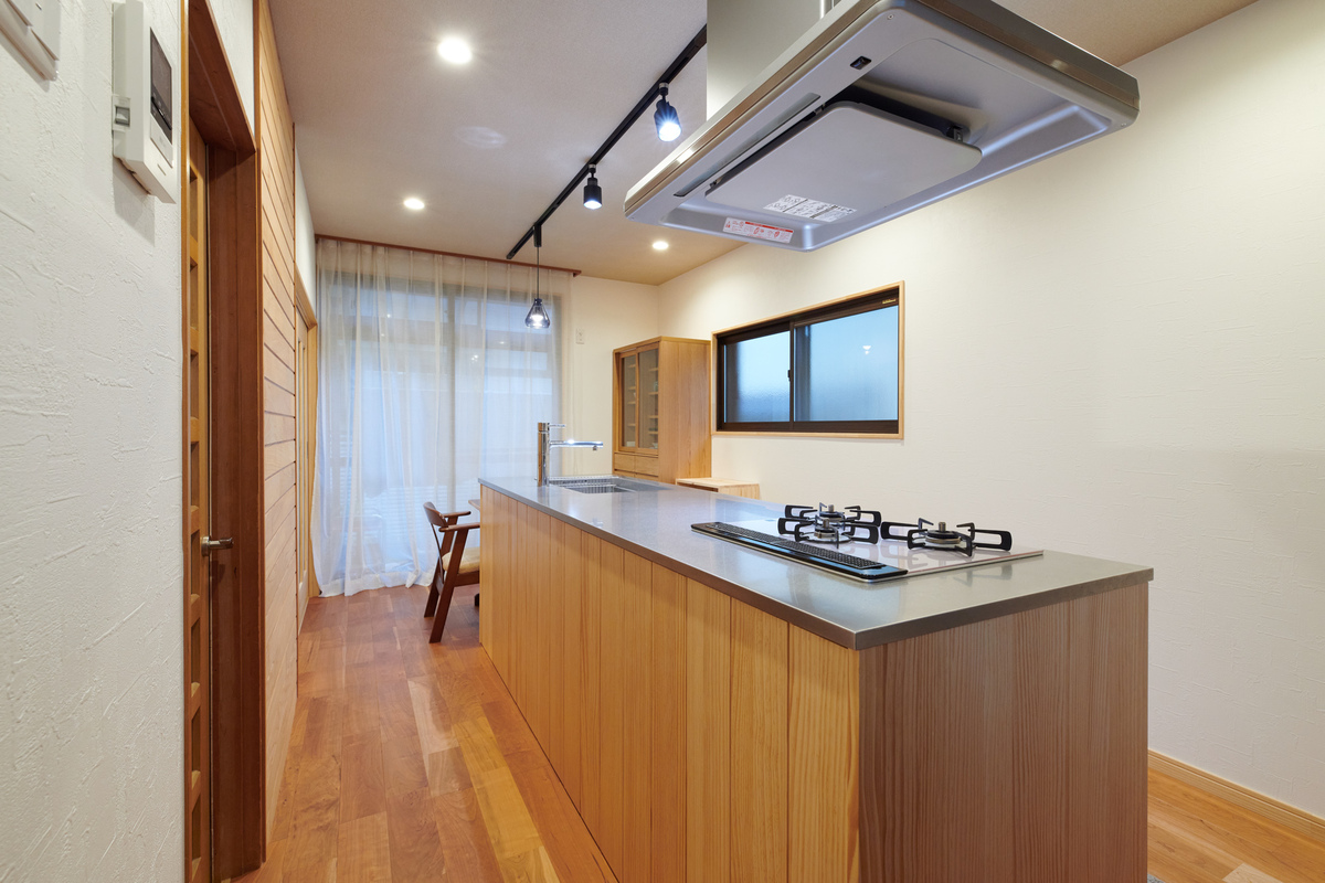 木の素材感が活きるキッチン空間