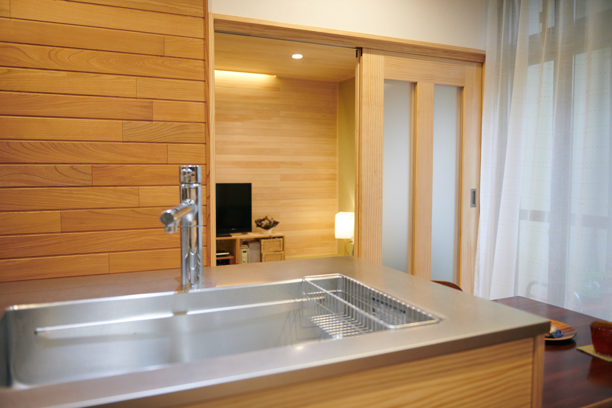 木羽目板に映えるステンレスシンク