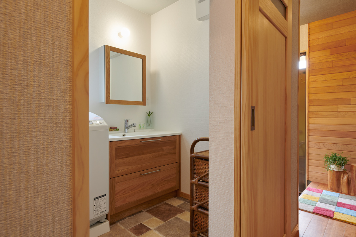 尾張旭市の施工事例　使いやすくあたたかい洗面・浴室へ