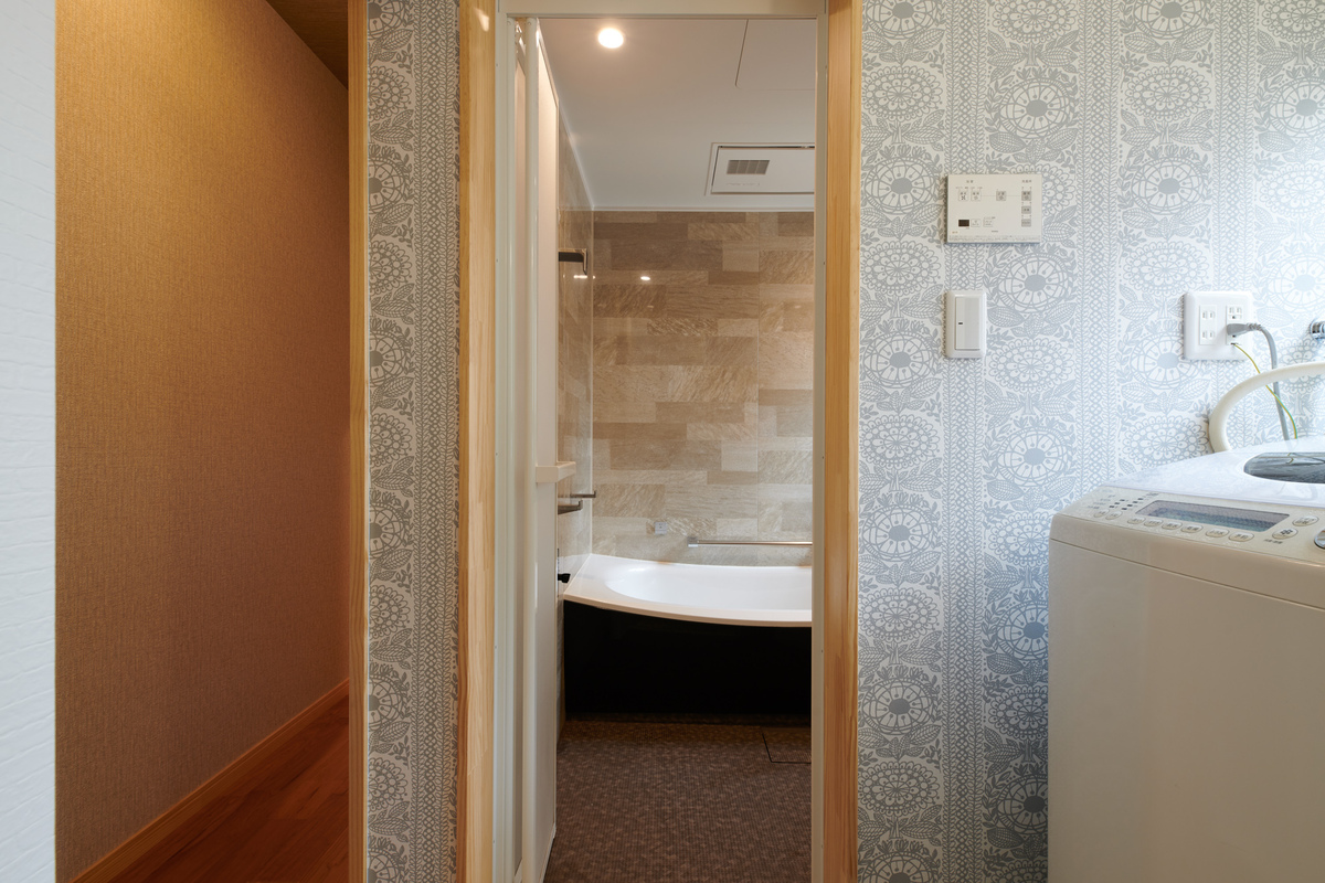 洗面から続く浴室空間