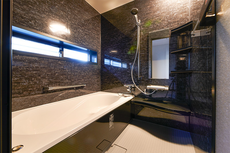 高級感漂うシックなバスルーム