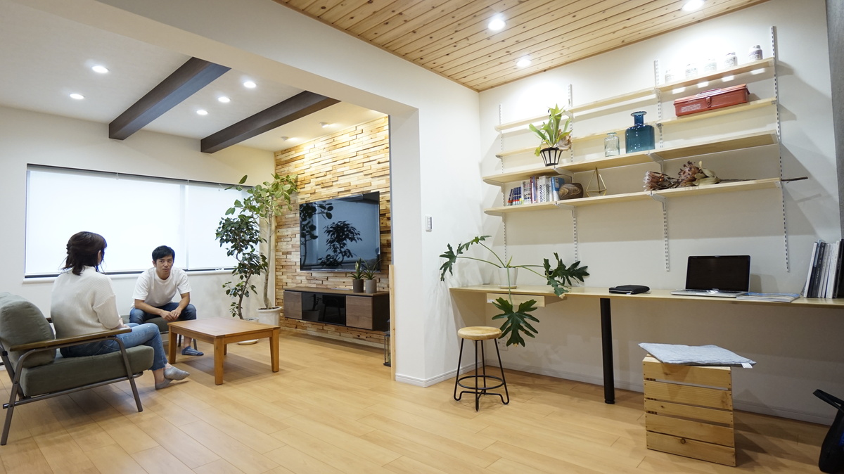 壁面棚を備えた便利な作業コーナー